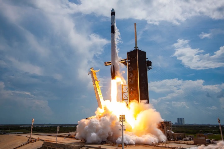 SpaceX Dragon Capsule Launch